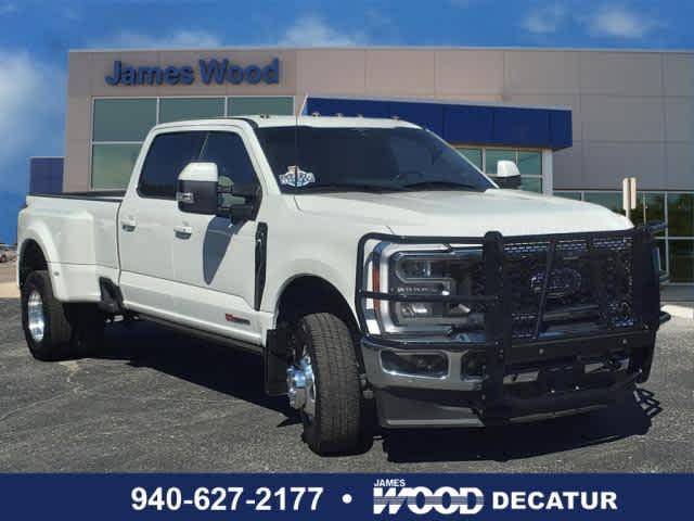 2023 Ford F-350 Super Duty LARIAT 4WD photo