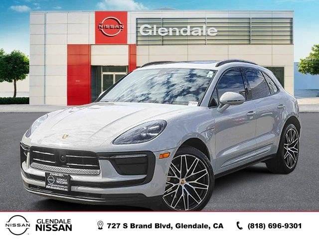 2023 Porsche Macan  AWD photo