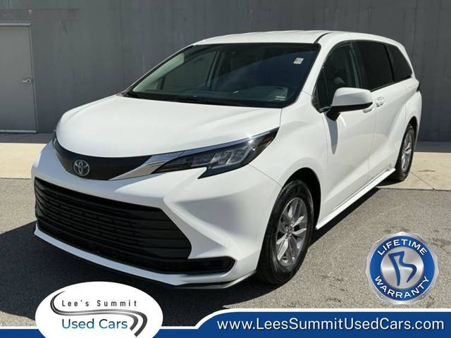 2022 Toyota Sienna LE FWD photo