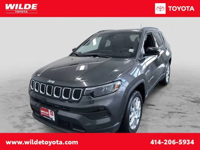 2023 Jeep Compass Latitude Lux 4WD photo