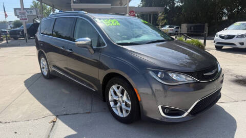 2020 Chrysler Pacifica Minivan Limited FWD photo