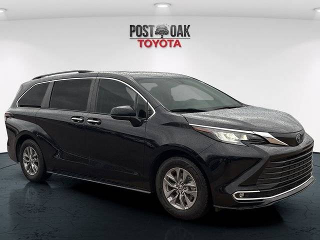 2023 Toyota Sienna XLE FWD photo