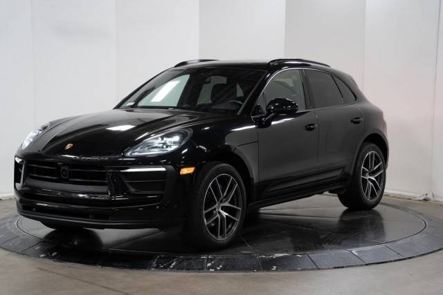 2023 Porsche Macan  AWD photo