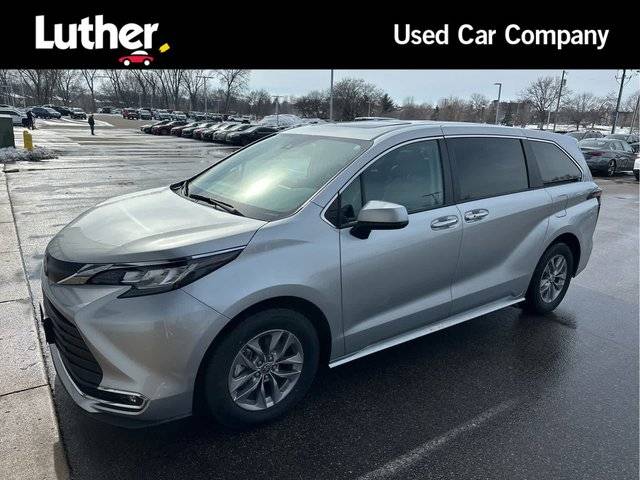2022 Toyota Sienna XLE FWD photo