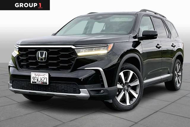 2023 Honda Pilot Touring FWD photo