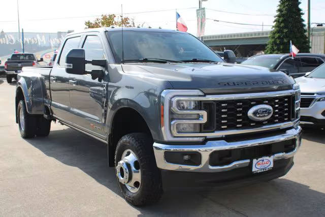 2023 Ford F-350 Super Duty LARIAT 4WD photo