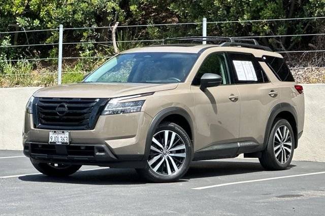 2023 Nissan Pathfinder Platinum FWD photo