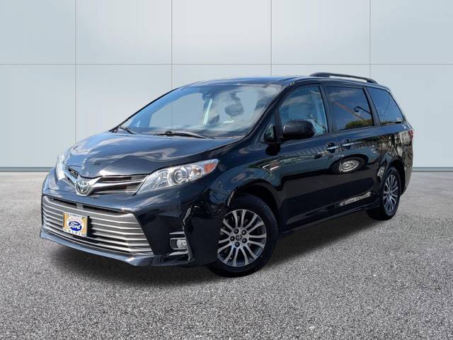 2020 Toyota Sienna XLE FWD photo