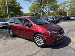 2023 Chrysler Pacifica Minivan Touring L AWD photo