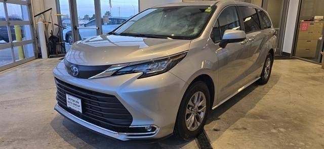 2022 Toyota Sienna XLE FWD photo