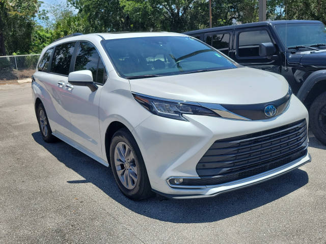 2023 Toyota Sienna XLE FWD photo