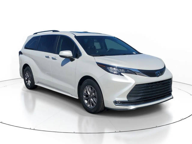 2023 Toyota Sienna XLE FWD photo