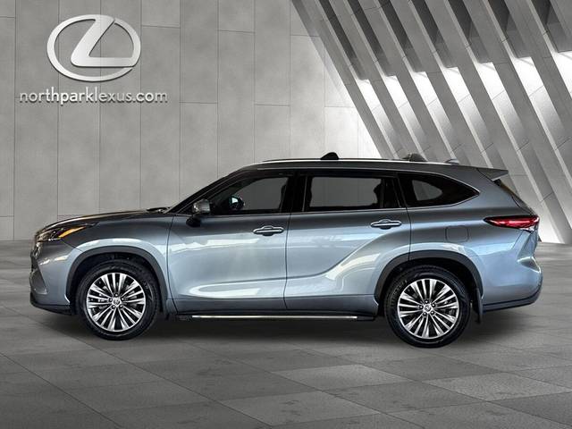 2023 Toyota Highlander Platinum FWD photo
