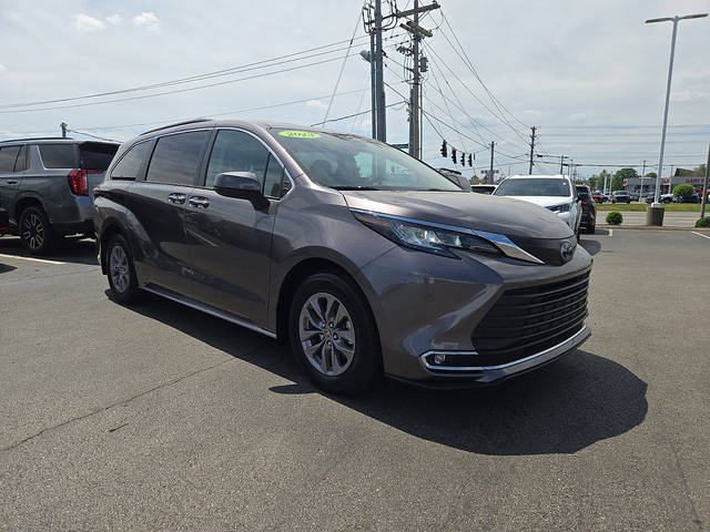 2023 Toyota Sienna XLE FWD photo