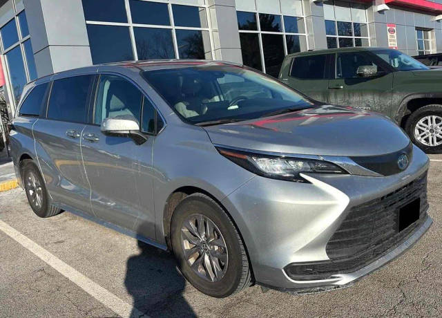 2023 Toyota Sienna LE FWD photo