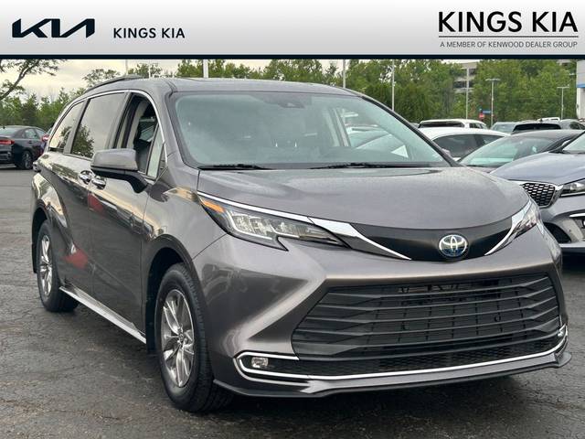 2023 Toyota Sienna XLE FWD photo