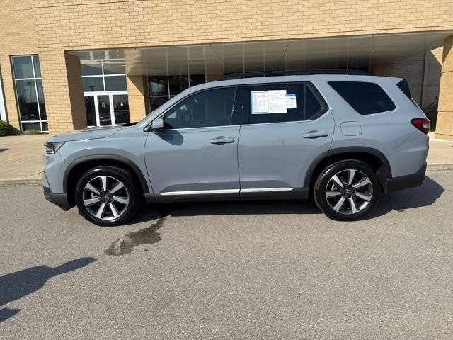 2023 Honda Pilot Touring FWD photo