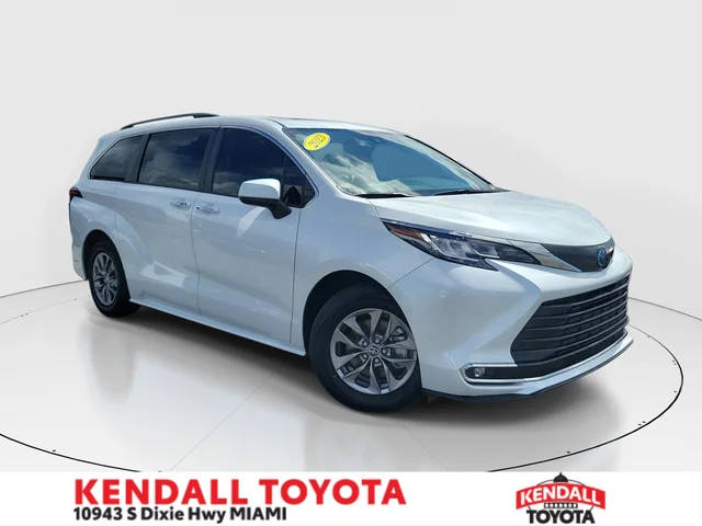 2023 Toyota Sienna XLE FWD photo