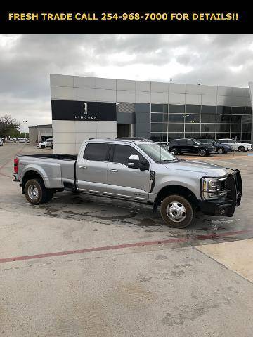 2023 Ford F-350 Super Duty LARIAT 4WD photo