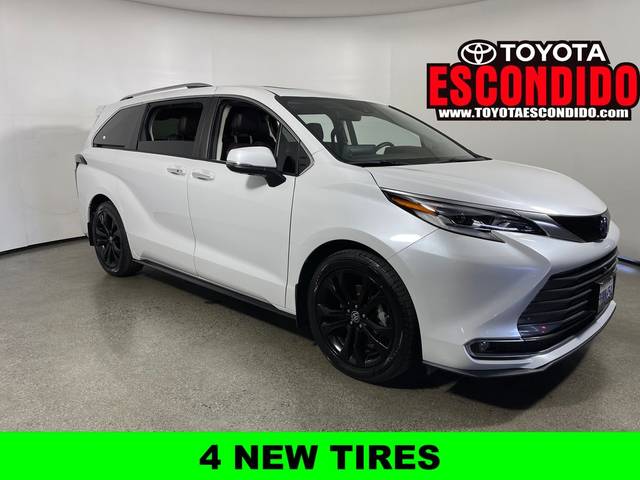 2023 Toyota Sienna Platinum FWD photo