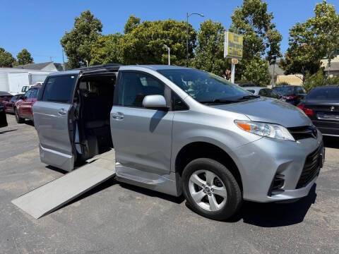 2020 Toyota Sienna LE Mobility FWD photo