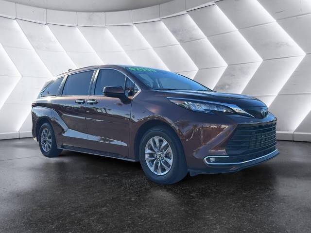 2022 Toyota Sienna XLE FWD photo