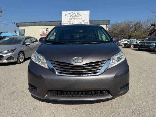 2015 Toyota Sienna LE FWD photo