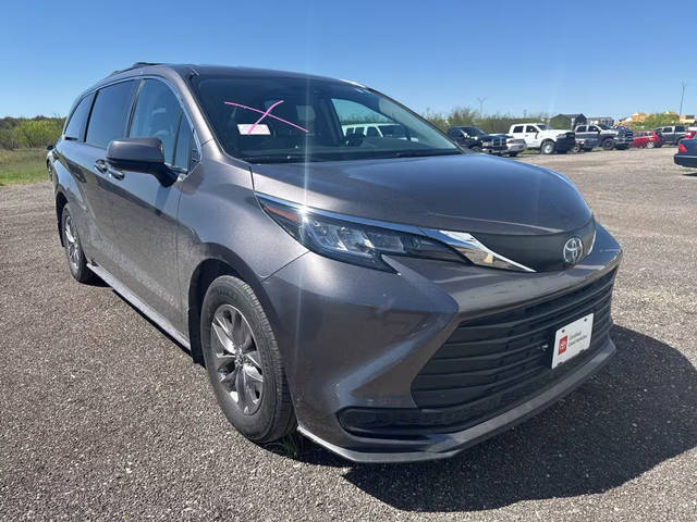 2023 Toyota Sienna LE FWD photo