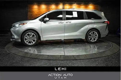 2023 Toyota Sienna Platinum FWD photo