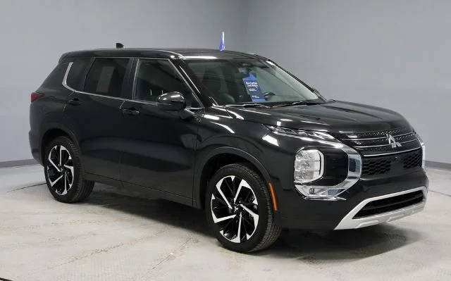 2023 Mitsubishi Outlander SE AWD photo