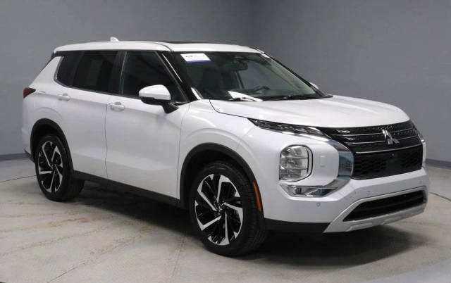 2023 Mitsubishi Outlander SE AWD photo