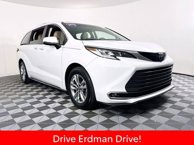 2023 Toyota Sienna Limited FWD photo
