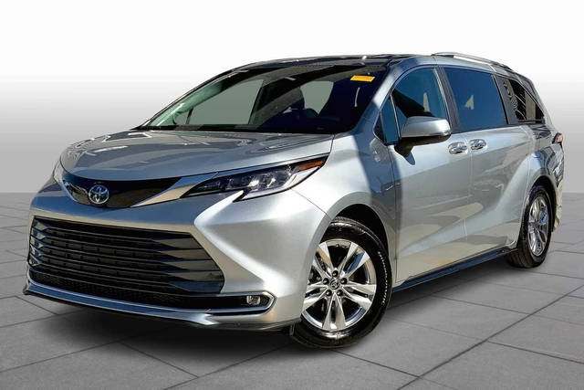 2023 Toyota Sienna Limited FWD photo