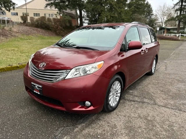 2015 Toyota Sienna  FWD photo