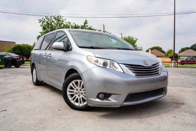 2015 Toyota Sienna XLE FWD photo