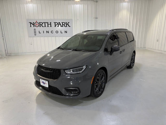 2023 Chrysler Pacifica Minivan Touring L FWD photo