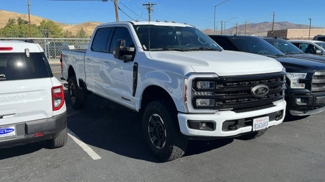 2023 Ford F-350 Super Duty LARIAT 4WD photo