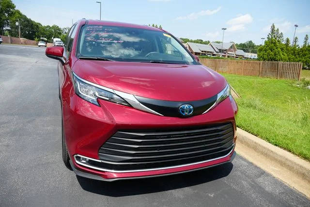2023 Toyota Sienna XLE FWD photo