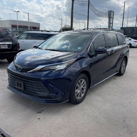 2023 Toyota Sienna LE FWD photo