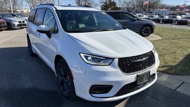 2023 Chrysler Pacifica Minivan Touring L AWD photo