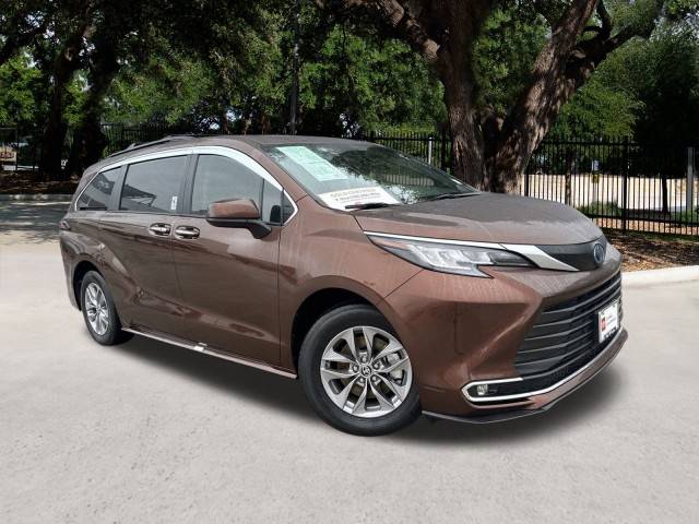 2023 Toyota Sienna XLE FWD photo