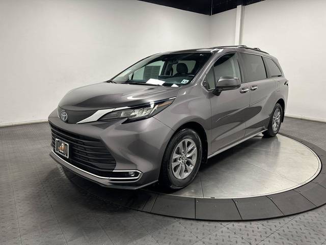 2023 Toyota Sienna XLE FWD photo