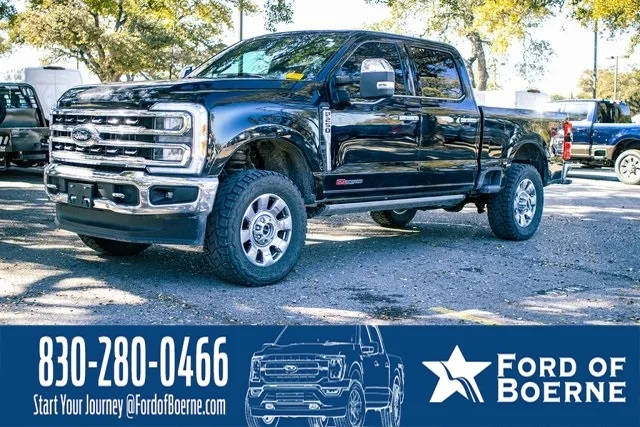 2023 Ford F-250 Super Duty LARIAT 4WD photo