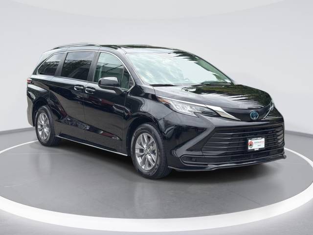 2023 Toyota Sienna LE FWD photo