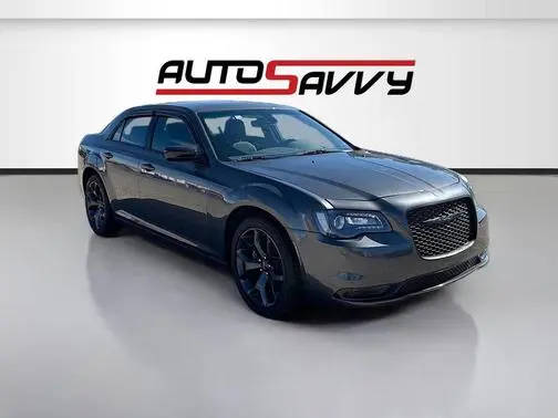 2023 Chrysler 300 Touring RWD photo