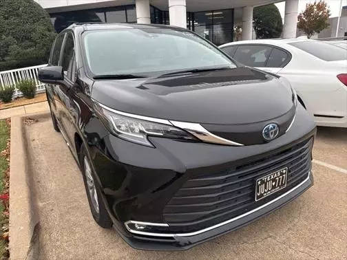 2023 Toyota Sienna XLE FWD photo