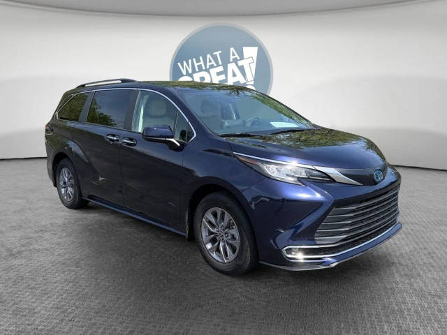 2023 Toyota Sienna XLE FWD photo