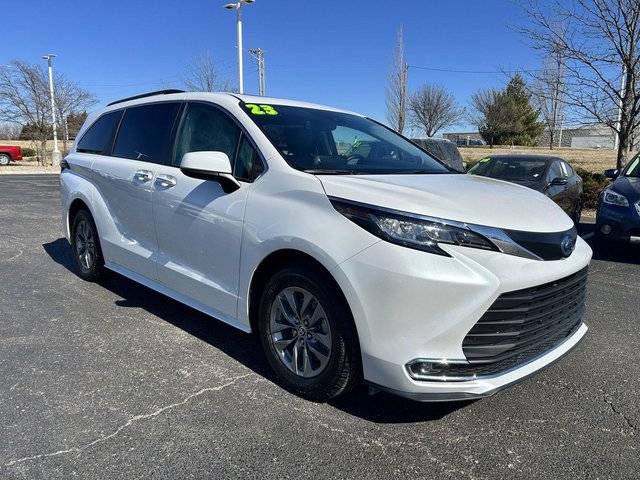 2023 Toyota Sienna XLE FWD photo