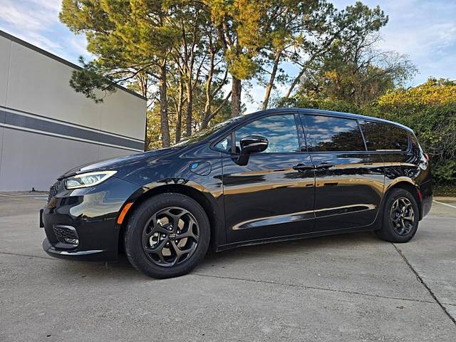 2022 Chrysler Pacifica Minivan Hybrid Touring L FWD photo
