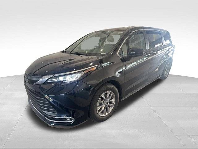 2022 Toyota Sienna XLE FWD photo